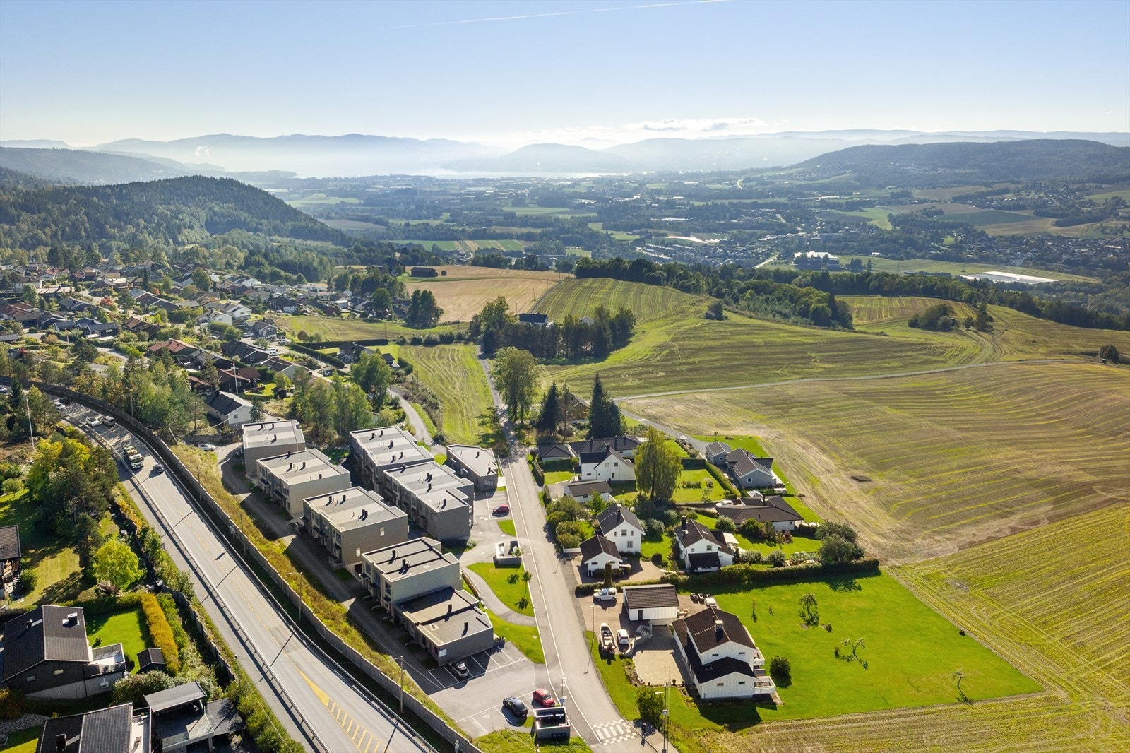 Området grenser til naturskjønne omgivelser med gode turmuligheter året rundt, inkludert skogsstier og preparerte skiløyper vinterstid. Galleribilde