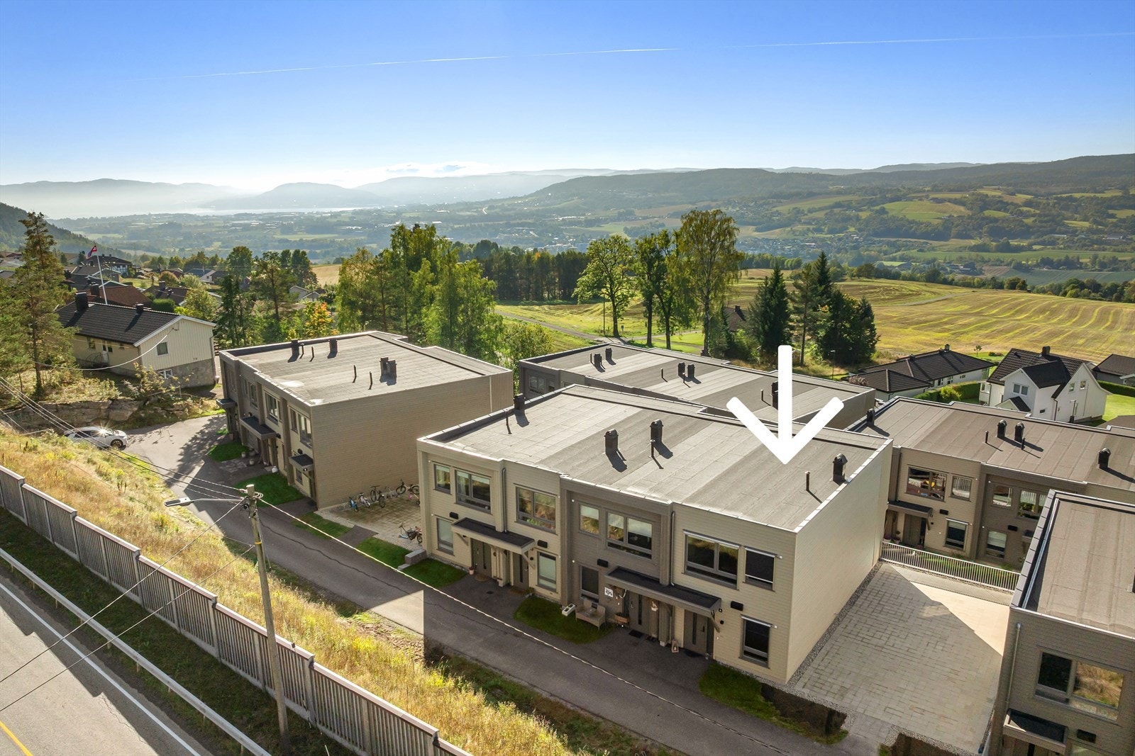 Rekkehuset ligger på enden i en rekke med fire enheter øverst på feltet. Galleribilde