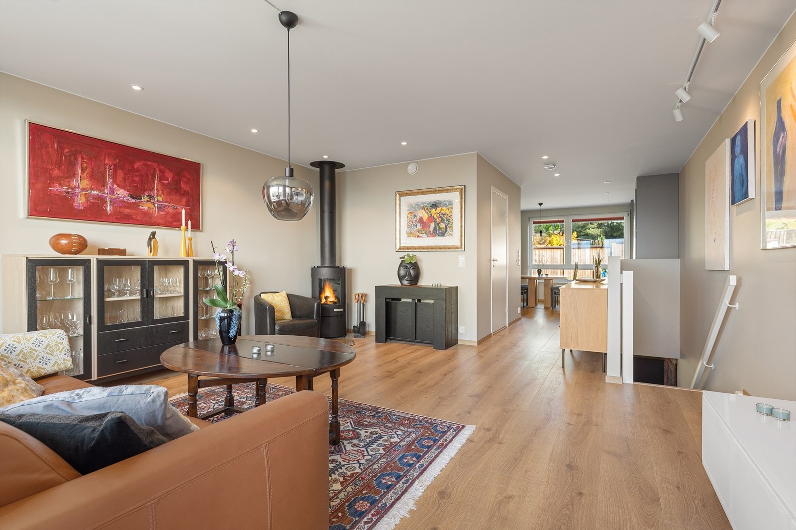 Rommet har god plass til sofagruppe. Galleribilde