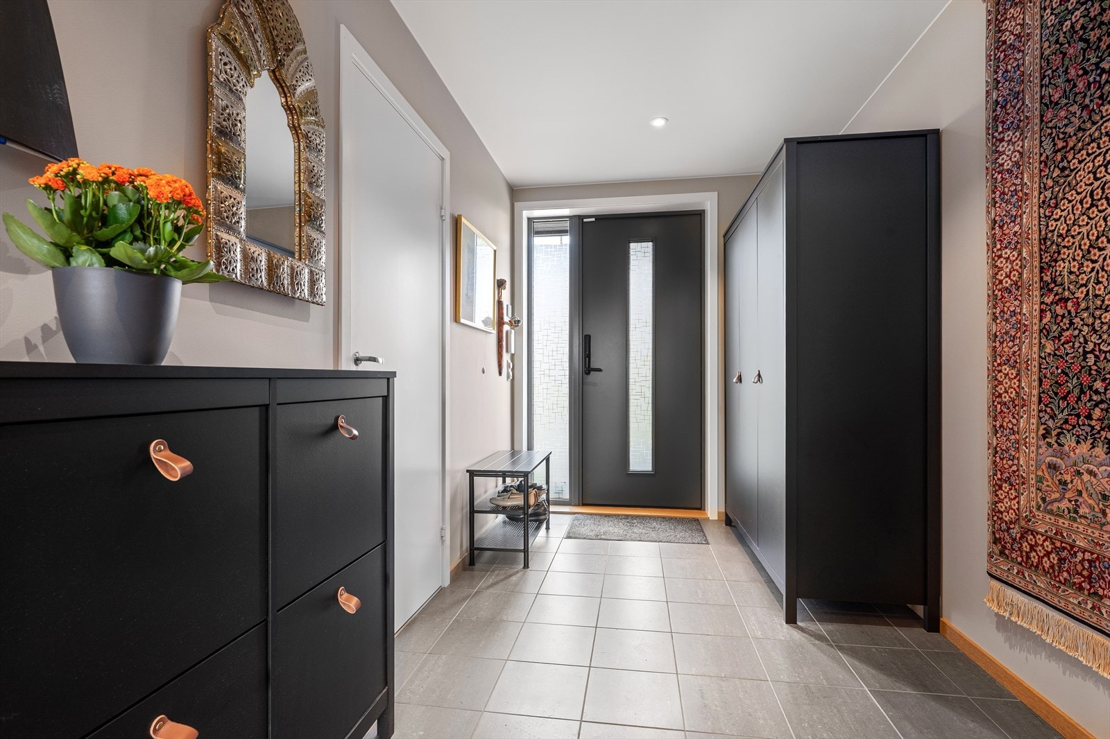 Veggene har pusset og malt overflate, og himlingen er malt med innfelte downlights som gir god belysning. Det er god oppbevaringsplass i garderobeskap. Galleribilde