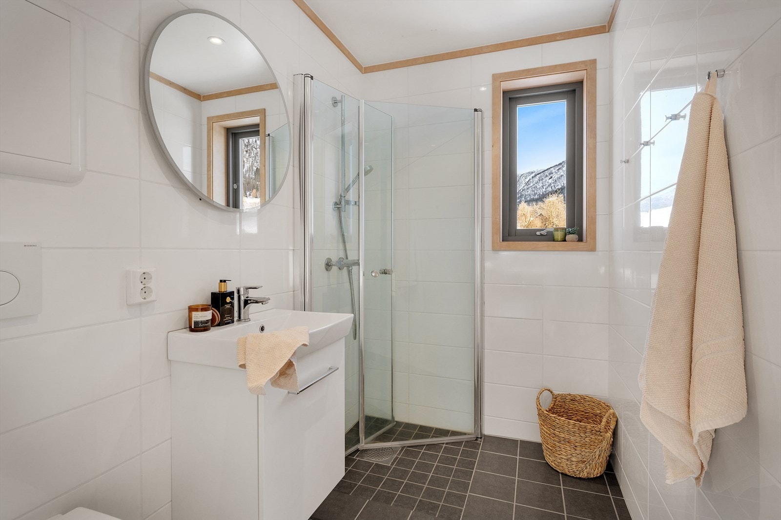 Det andre baderommet er på 3,3 m² og er helfliset med gulvvarme Galleribilde