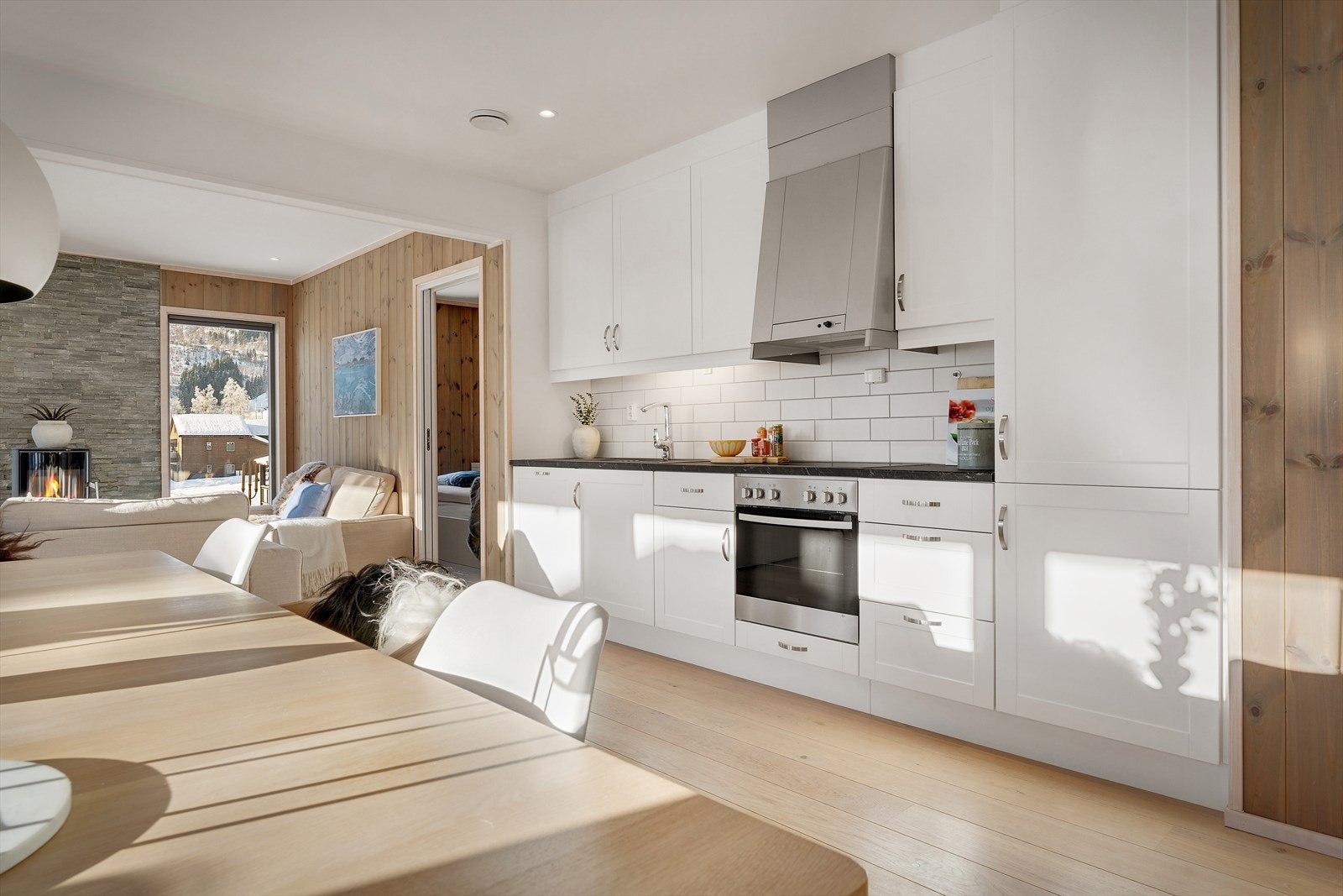 Kjøkkenet har flott innredning med hvite fronter Galleribilde