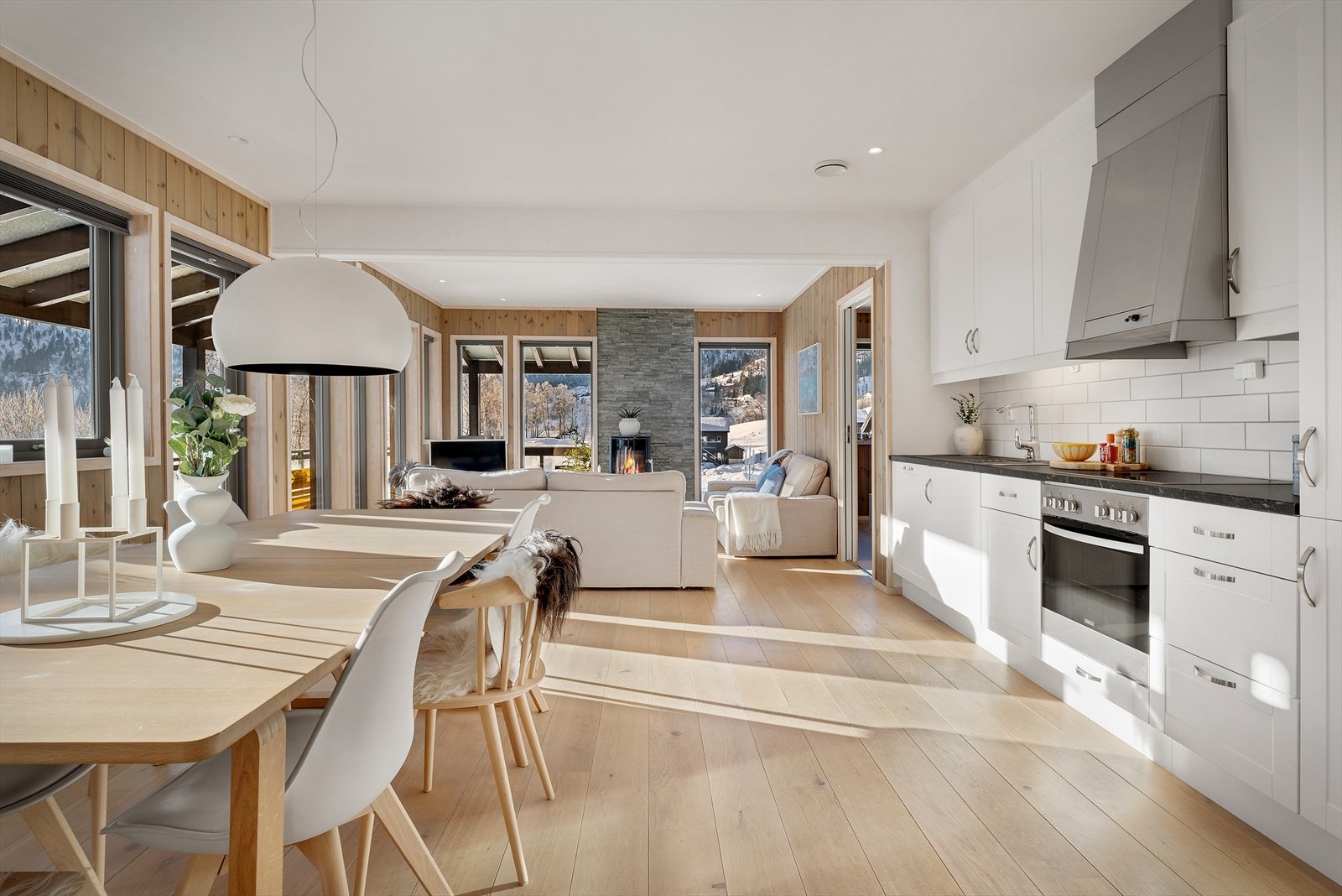 Det er integrerte hvitevarer som platetopp, stekeovn, kjøleskap med frysedel og oppvaskmaskin Galleribilde