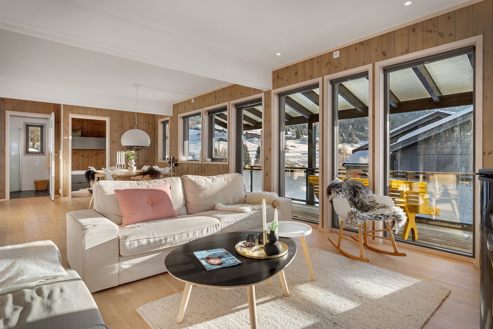 Det er naturlige møbleringssoner hvor det er god plass til en sofa- og spisegruppe Galleribilde