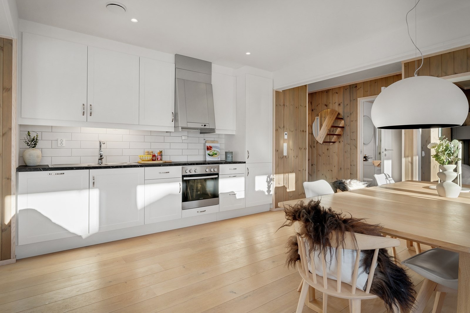 Det er laminert benkeplate med kjøkkenbeslag Galleribilde