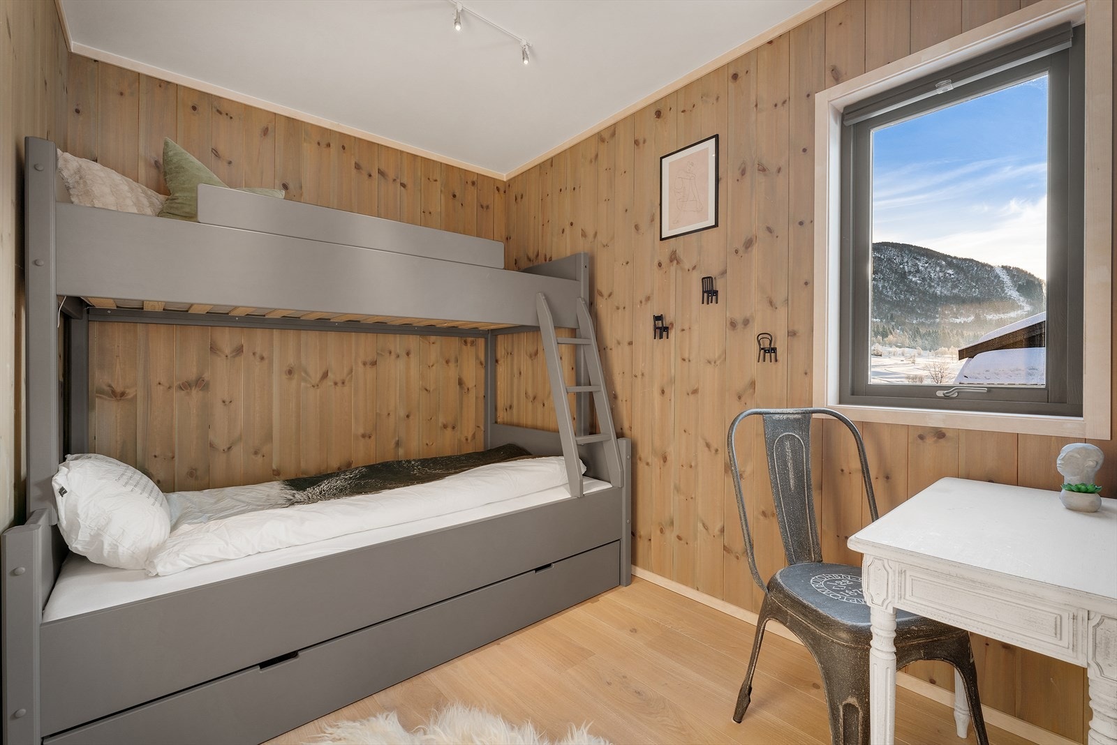 Soverom 2 passer ypperlig som barne-/gjesterom med plass til køyeseng, soveromsmøblement og garderobeløsning Galleribilde