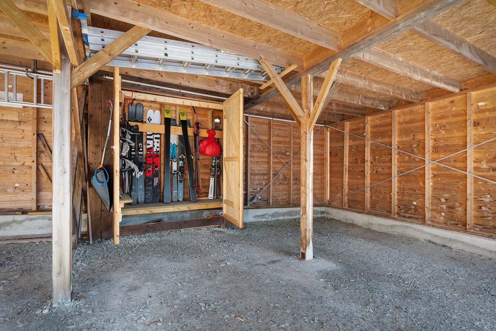 Tilhørende bod bak, hvor det er opplegg for oppbevaring av ski og utstyr Galleribilde