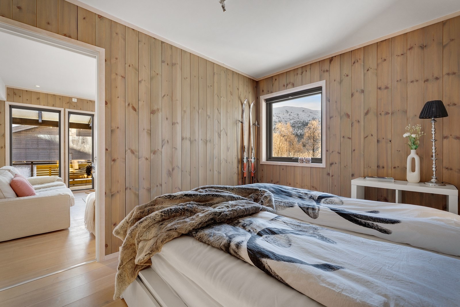 Fin utførelse med plass til en stor dobbeltseng, tilhørende nattbord og garderobeløsning Galleribilde