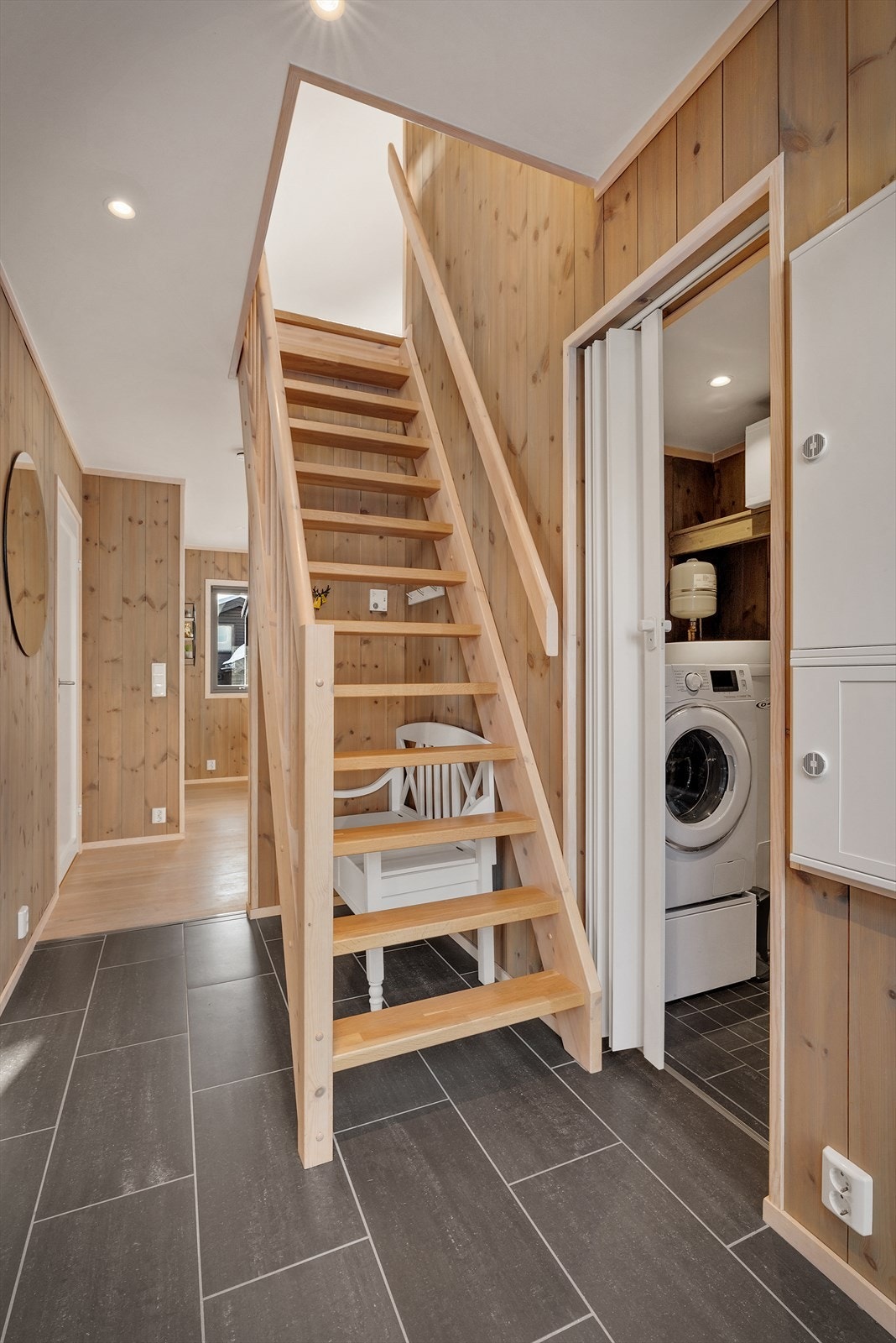 En blir ønsket velkommen inn i en flislagt entre med god plass til å henge opp yttertøy og sko. Her går også trappen til loftsetasjen Galleribilde