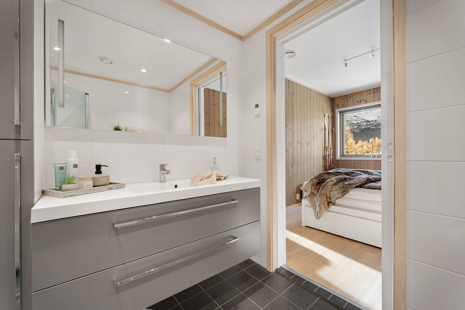 Hovedbaderommet er på 4,3 m² og er helfliset med gulvvarme Galleribilde