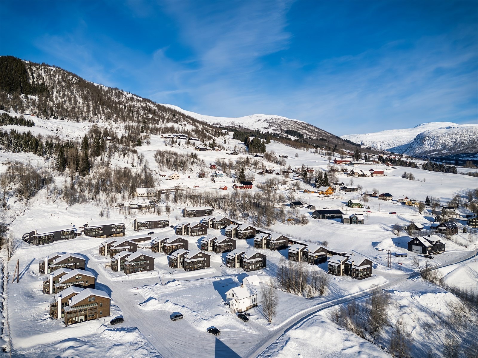 Ønsker du å gå på langrenn finner du fantastisk preparerte langrennsløyper rett i Årmotslia. Her er det både lysløype og til sammen 30 km med langrennsløyper direkte fra fjellandsbyen Galleribilde