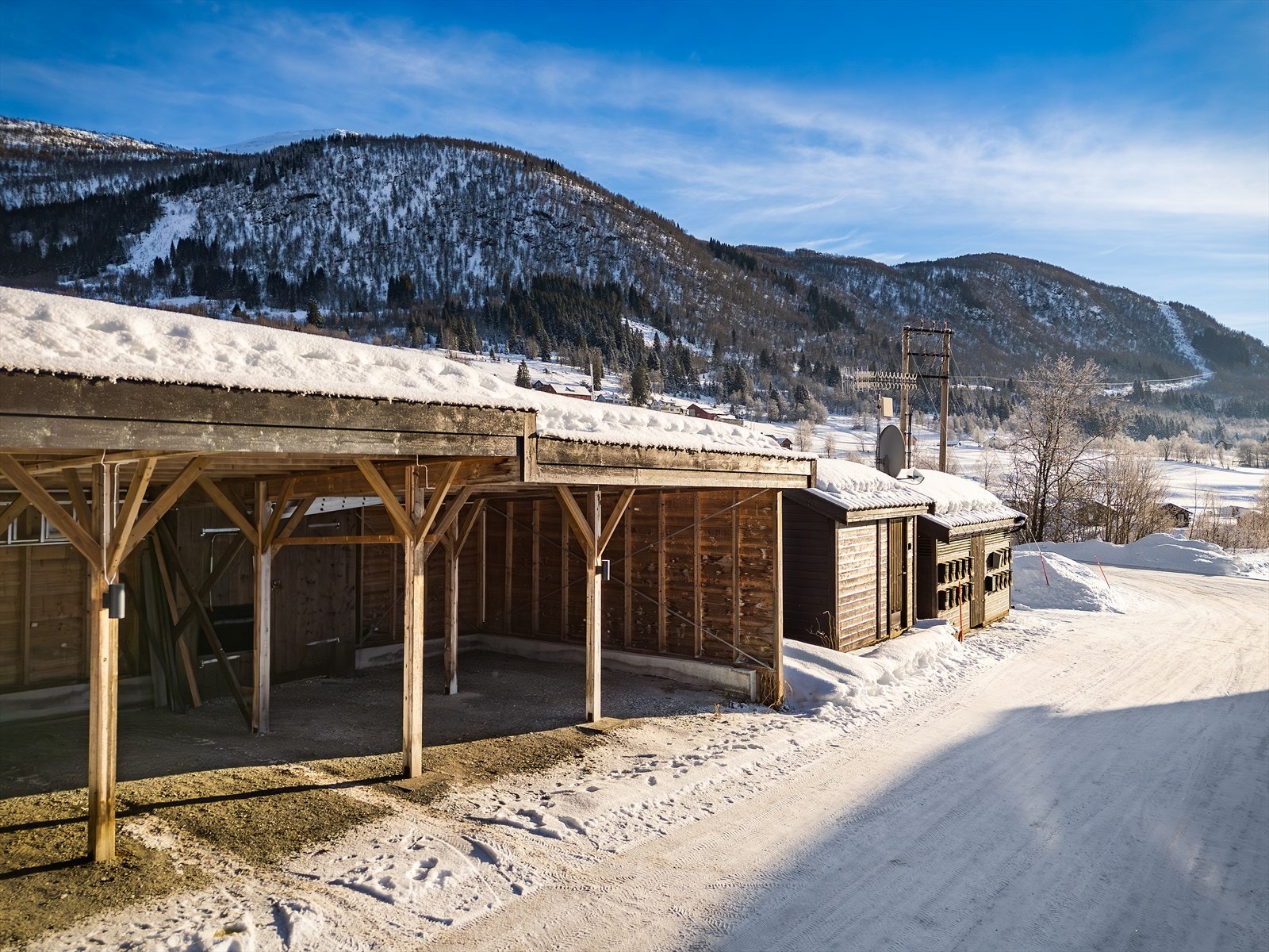 Fast parkering i carport Galleribilde