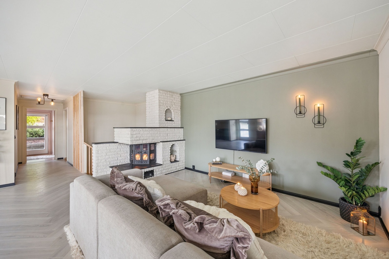 Nyt kvelden på sofaen med peiskos og lun stemning. Galleribilde