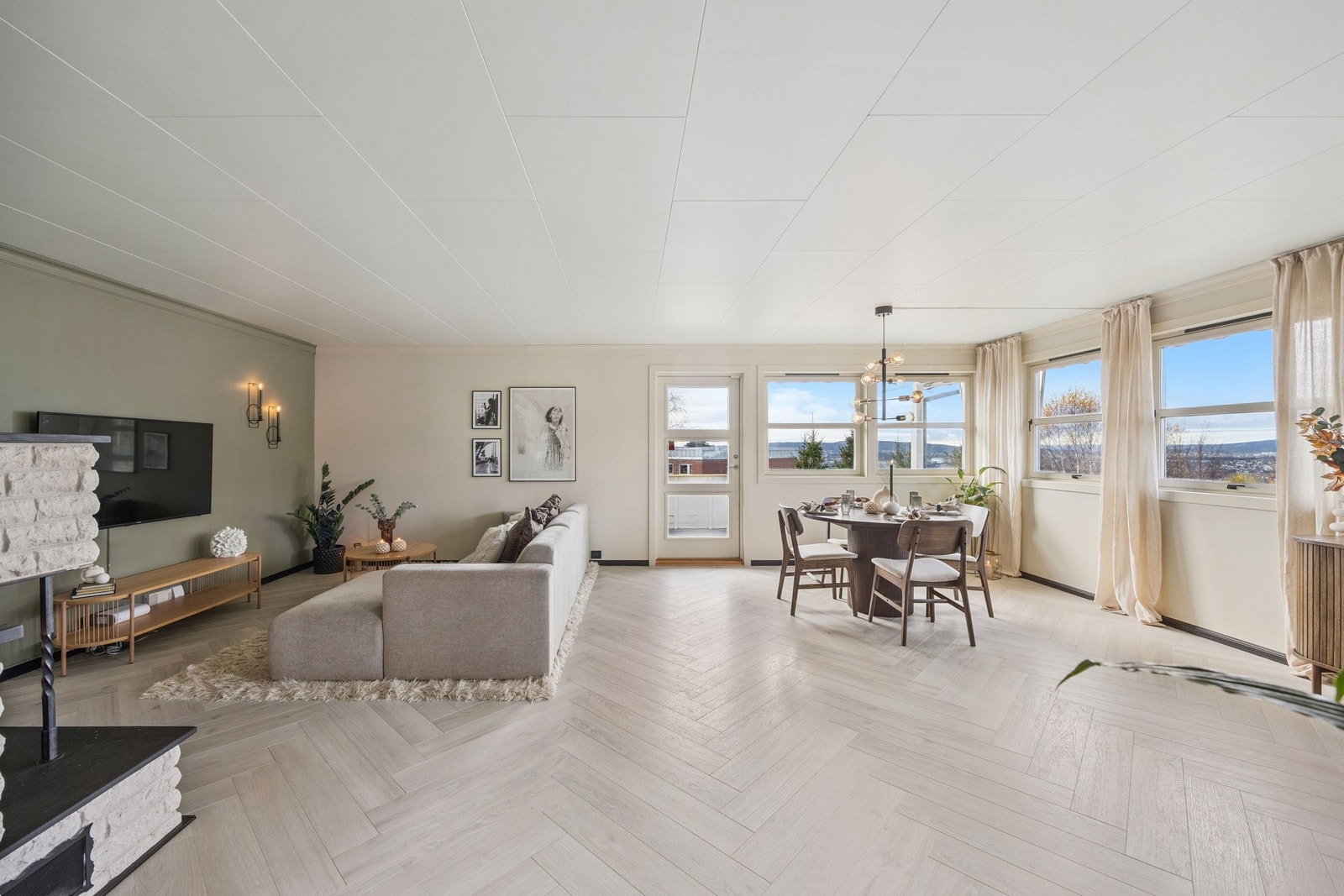 Lys og innbydende stue med god planløsning gir en luftig og romslig følelse. Galleribilde