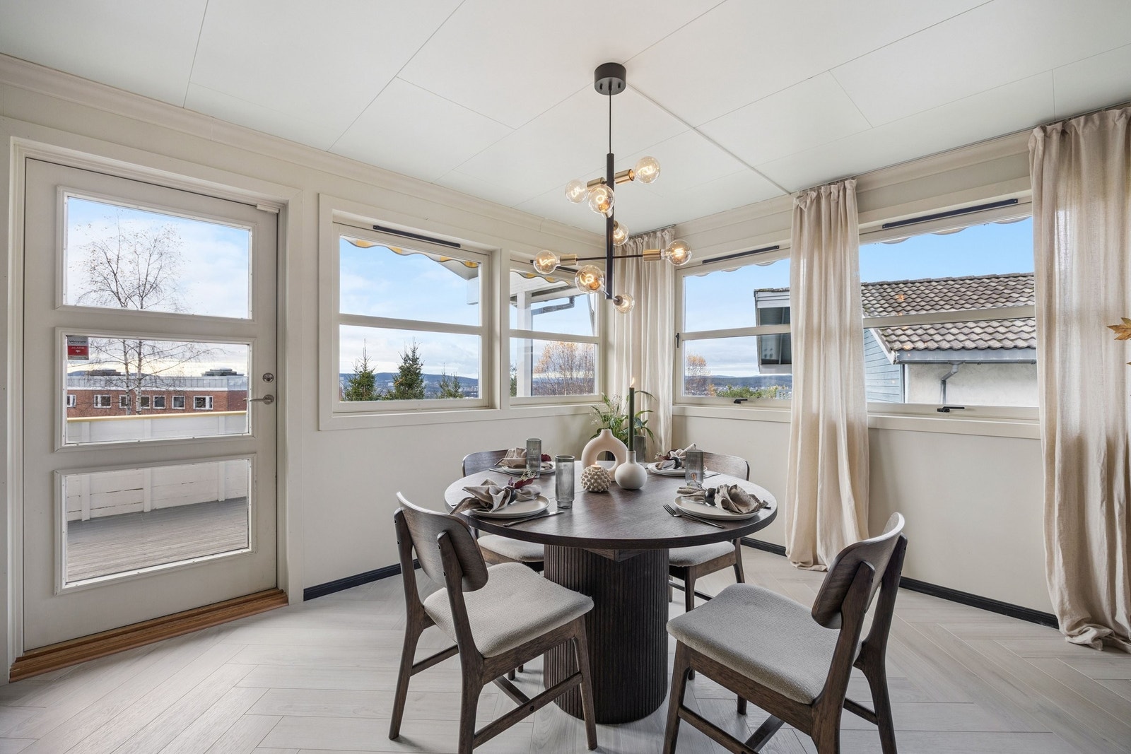 Her kan du nyte et godt måltid til den flotte utsikten. Galleribilde