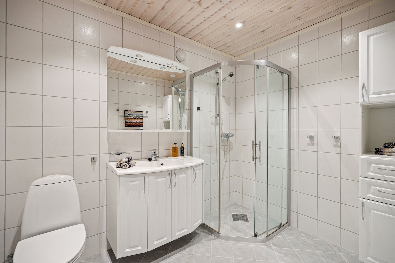 Bad i underetasjen ble totalrennovert av tidligere eier i 2005. Varmekabler i gulvet. Nye spotter i taket fra 2025. Galleribilde