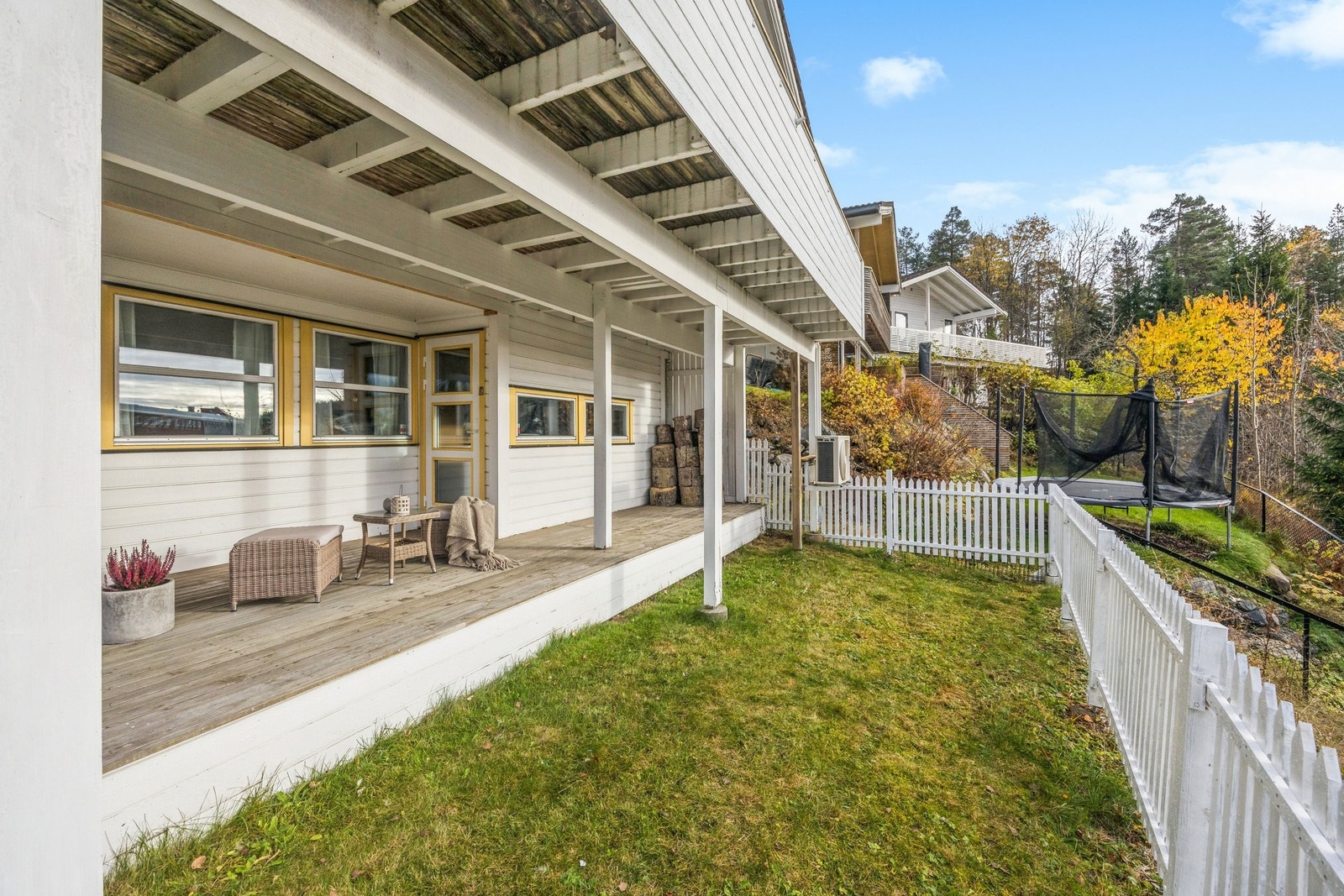 Nytt stakittgjerde ble oppført i 2023. Tomten strekker seg noe forbi gjerdet (se i prospektet for nøyaktig grense). Galleribilde