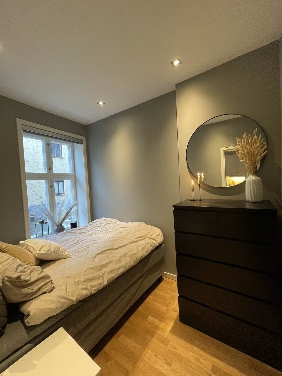 Seng og kommode følger med, i tillegg er det i dag en ekstra kommode tilsvarende den på bildet. Galleribilde