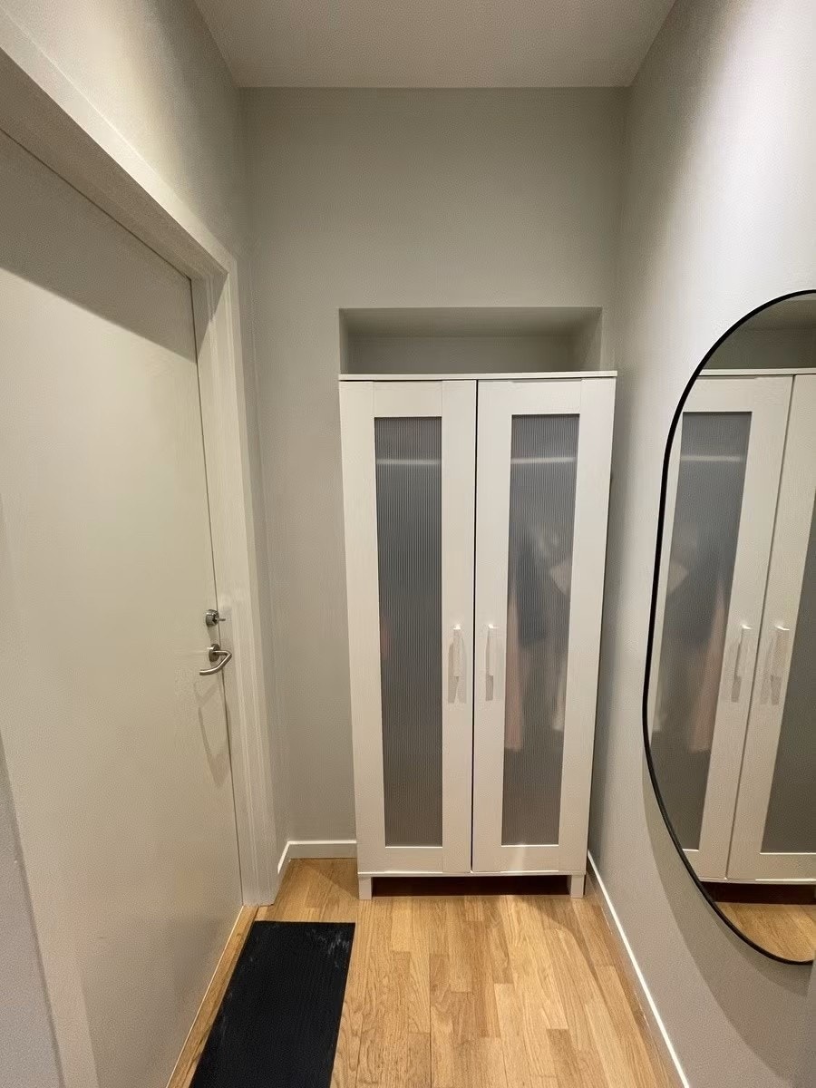 Skap og speil følger med. Galleribilde