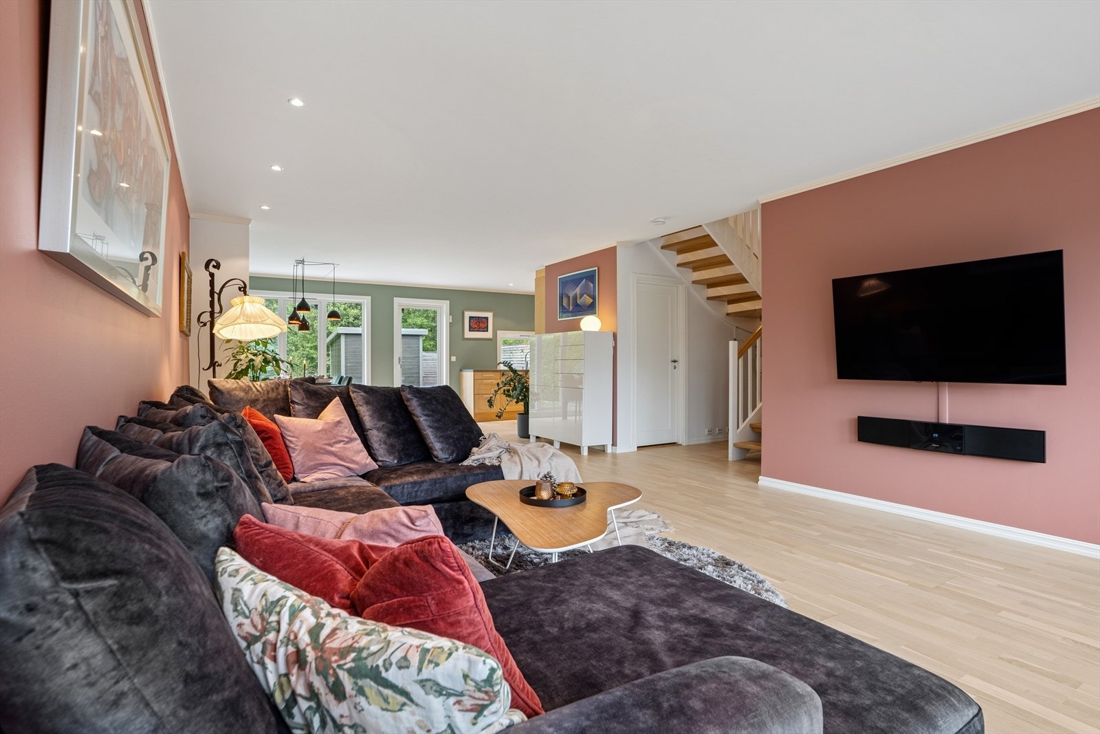 Her er det god plass til sofagruppe med tilhørende møblement. Galleribilde