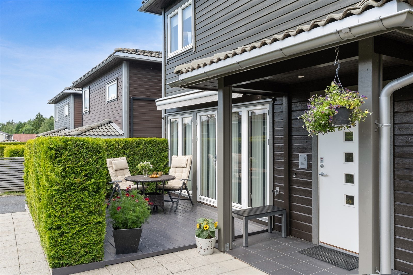 Her har du også en koselig sørvendt platting ved inngangspartiet. Galleribilde