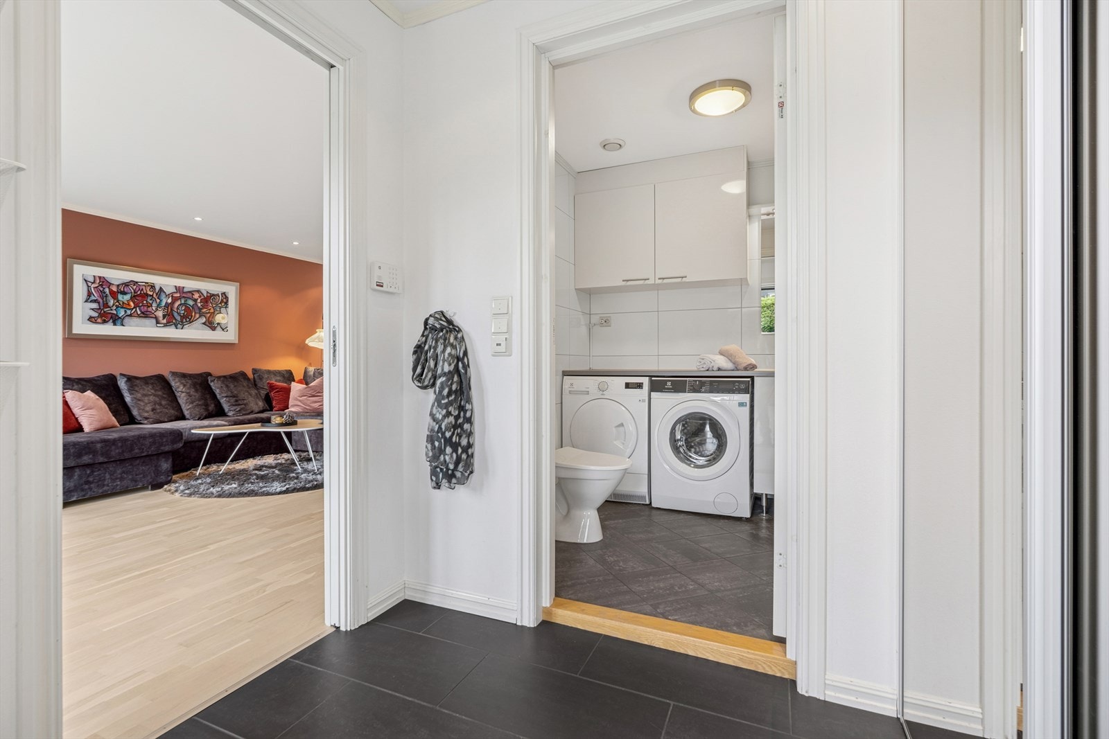 Entréen er lys og luftig med fliser i gulv. Her er det også en skyvedørsgarderobe for oppbevaring. Galleribilde