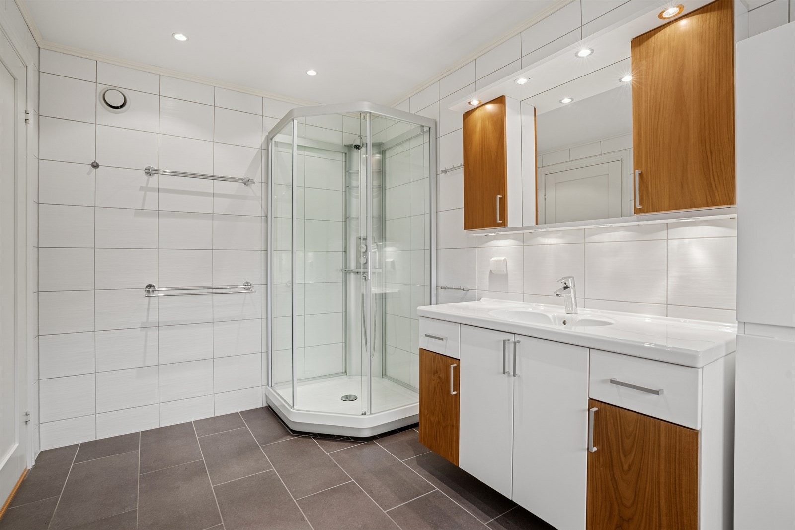 Badet i 2. etasje fremstår som moderne og innbydende, med flislagte overflater på både gulv og vegger som gir et helhetlig og stilrent uttrykk. Galleribilde