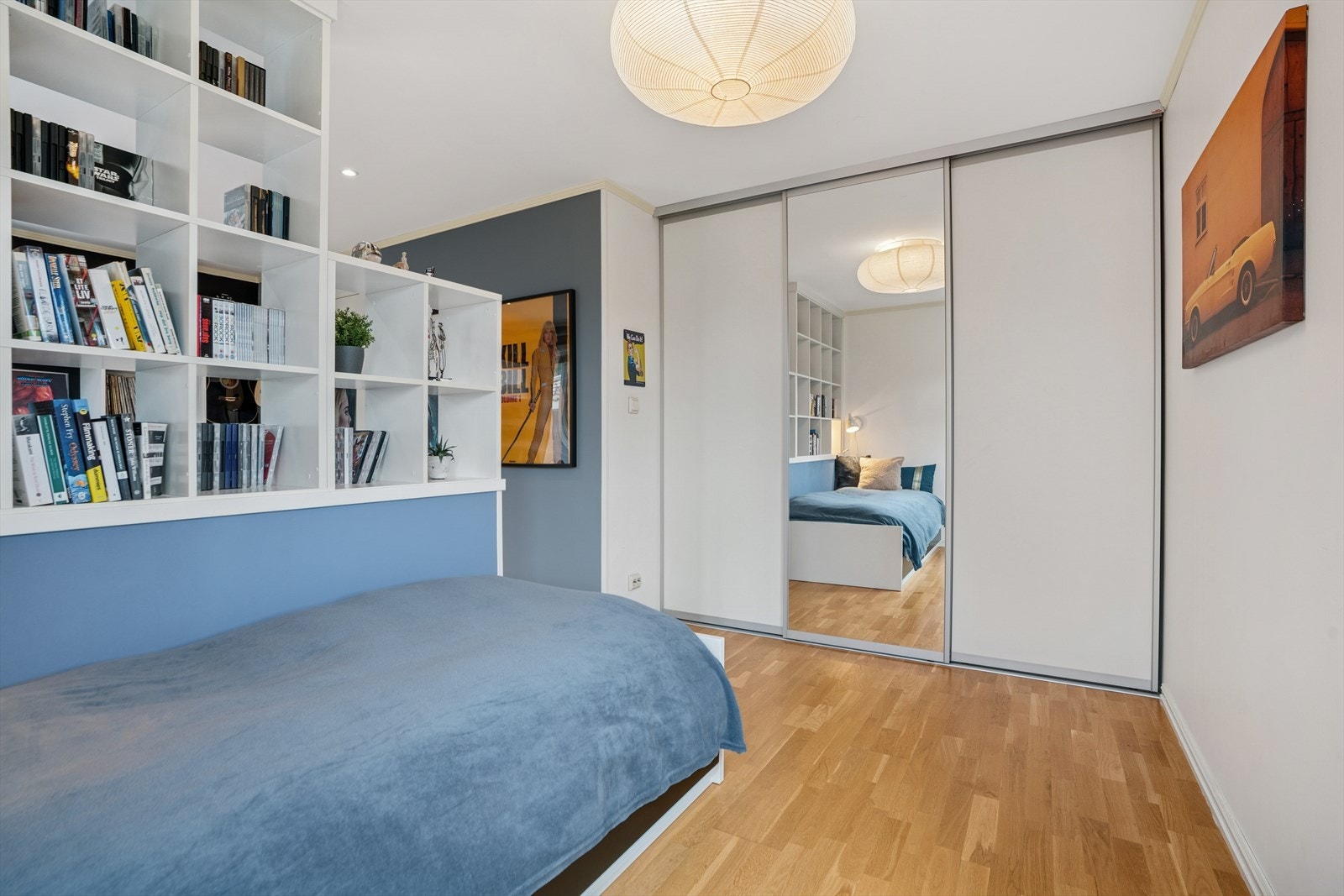 Her har du skyvedørsgarderobe samt plass til seng og egen sofagruppe med sofabord og tv. Galleribilde