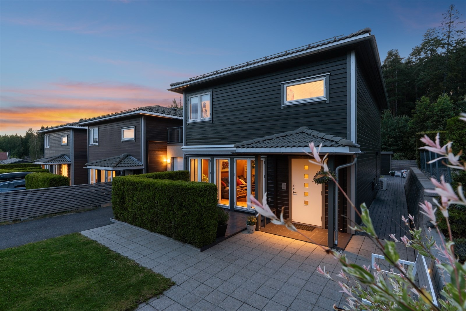 Dette er en perfekt familiebolig med pent opparbeidet tomt med flere flotte uteområder. Galleribilde