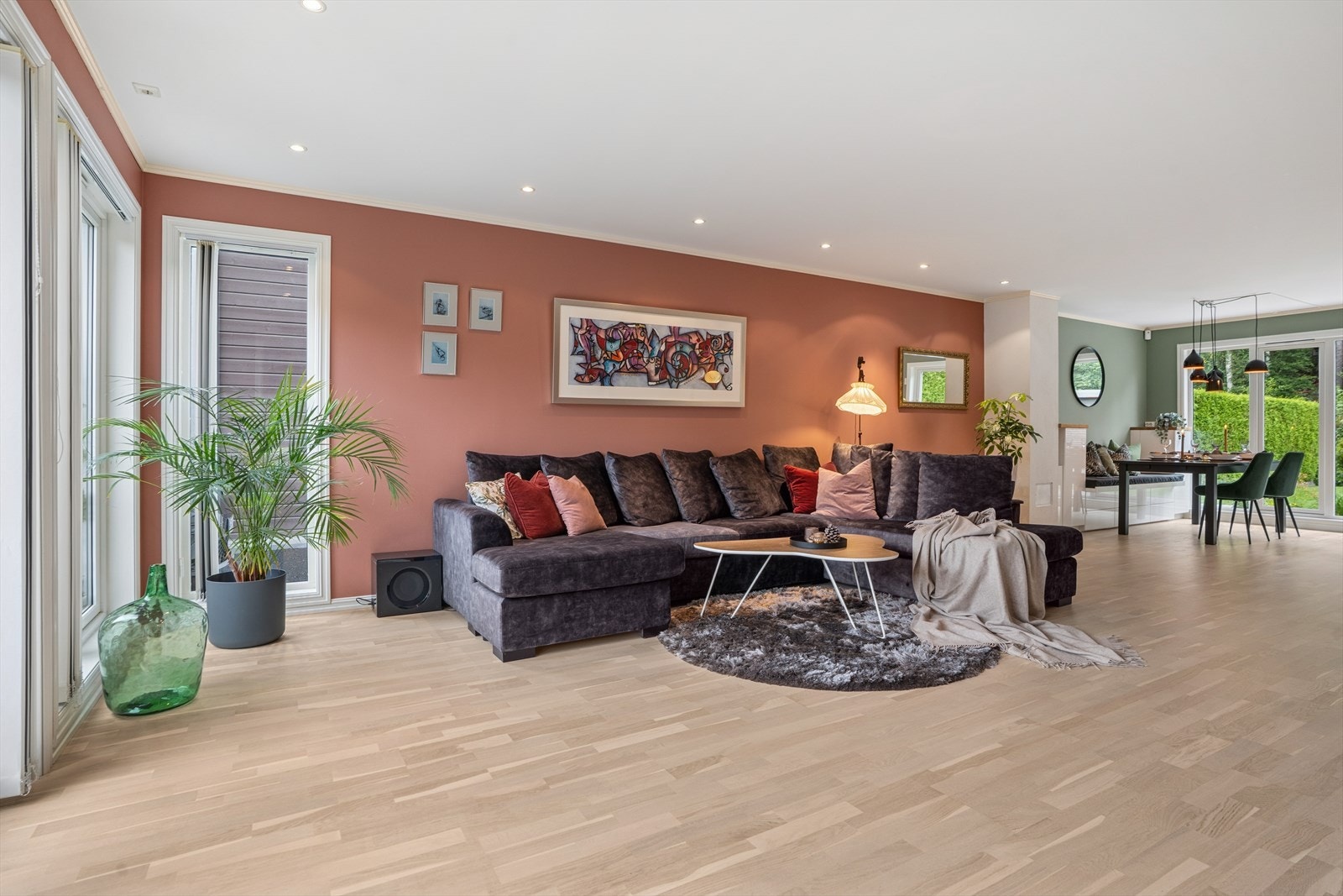 Stuen er romslig med god med plass til både sofagruppe og spisebord. Galleribilde