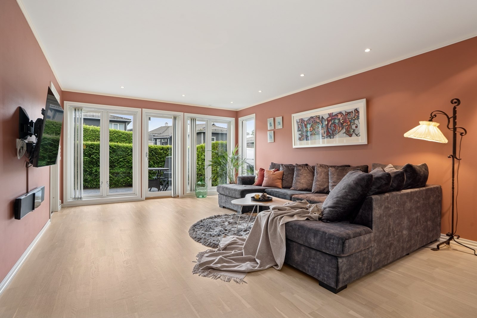 Videre har rommet lunt parkettgulv som gir en hyggelig atmosfære. Galleribilde