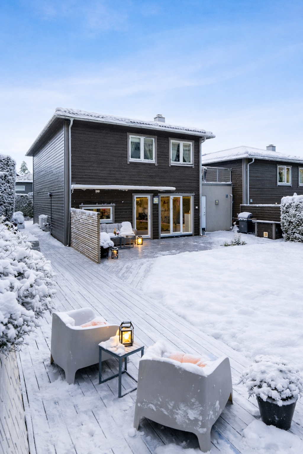 Utgang fra kjøkken til nordvendt terrasse på ca. 32 kvm og herlig hage!
Bildet er AI generert. Galleribilde