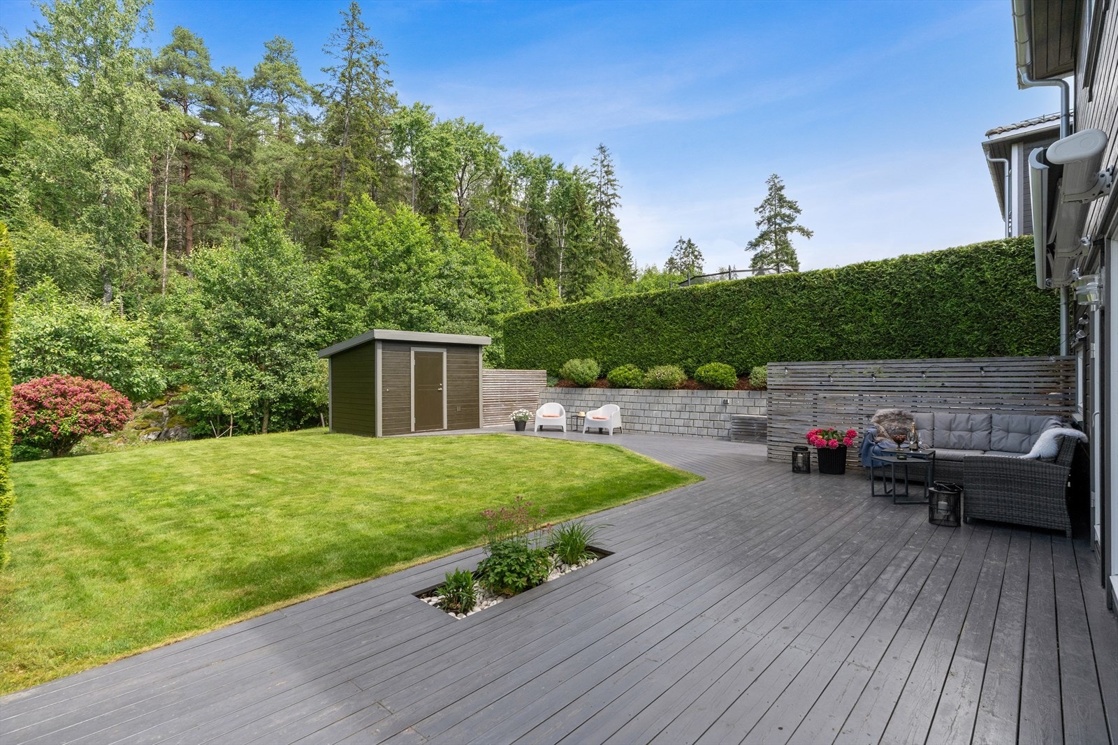 Pent opparbeidet tomt med flere uteområder. Galleribilde