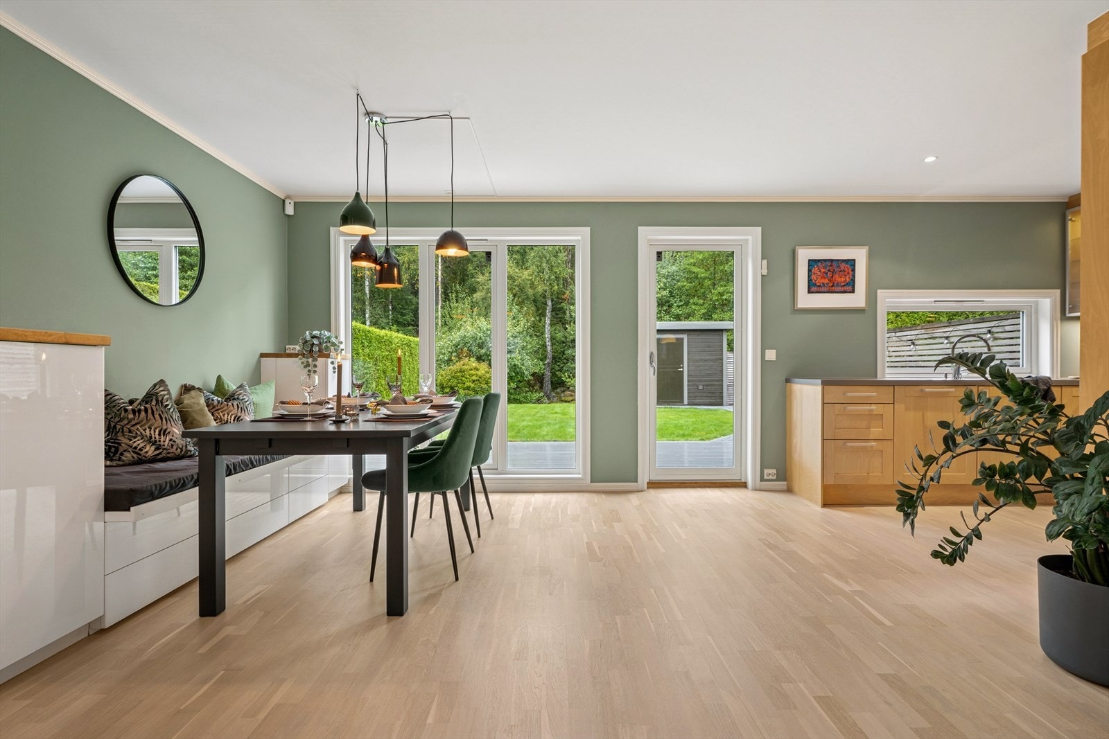 Mellom kjøkken og stue kan man fint innrede med en spisegruppe for en sosial atmosfære. Galleribilde