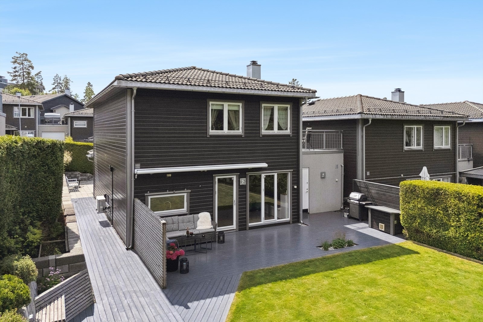 Solrik tomt/hage innbyr til lek og moro for små og store Galleribilde