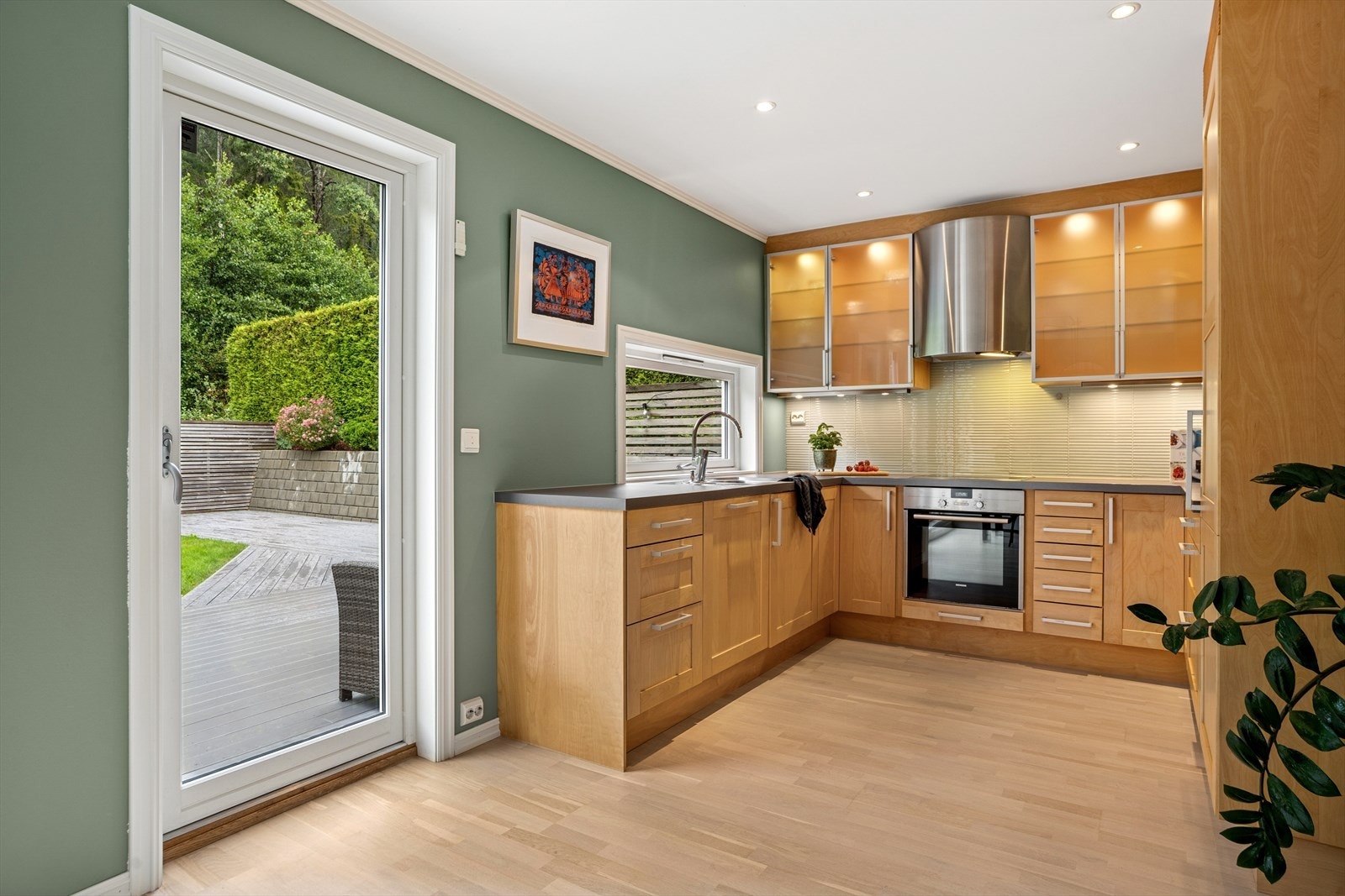 Kjøkkenet har en klassisk og funksjonell utforming med profilerte skapfronter og laminert benkeplate. Galleribilde