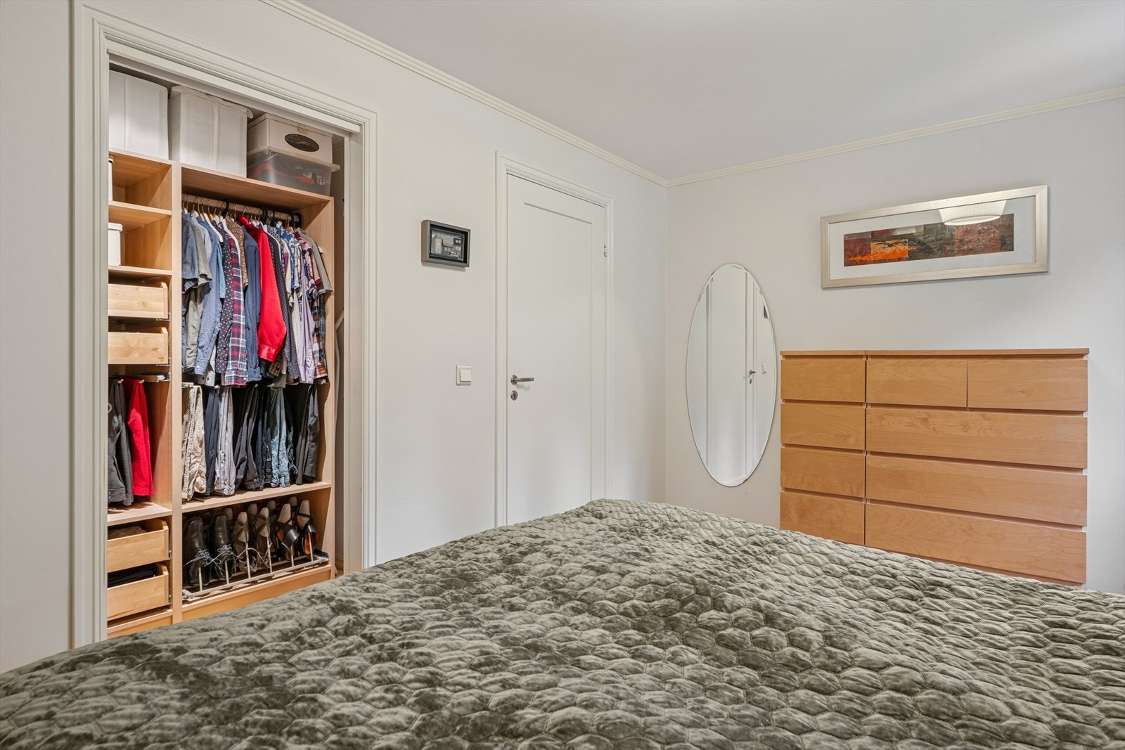 Praktisk walk-in garderobe. Galleribilde