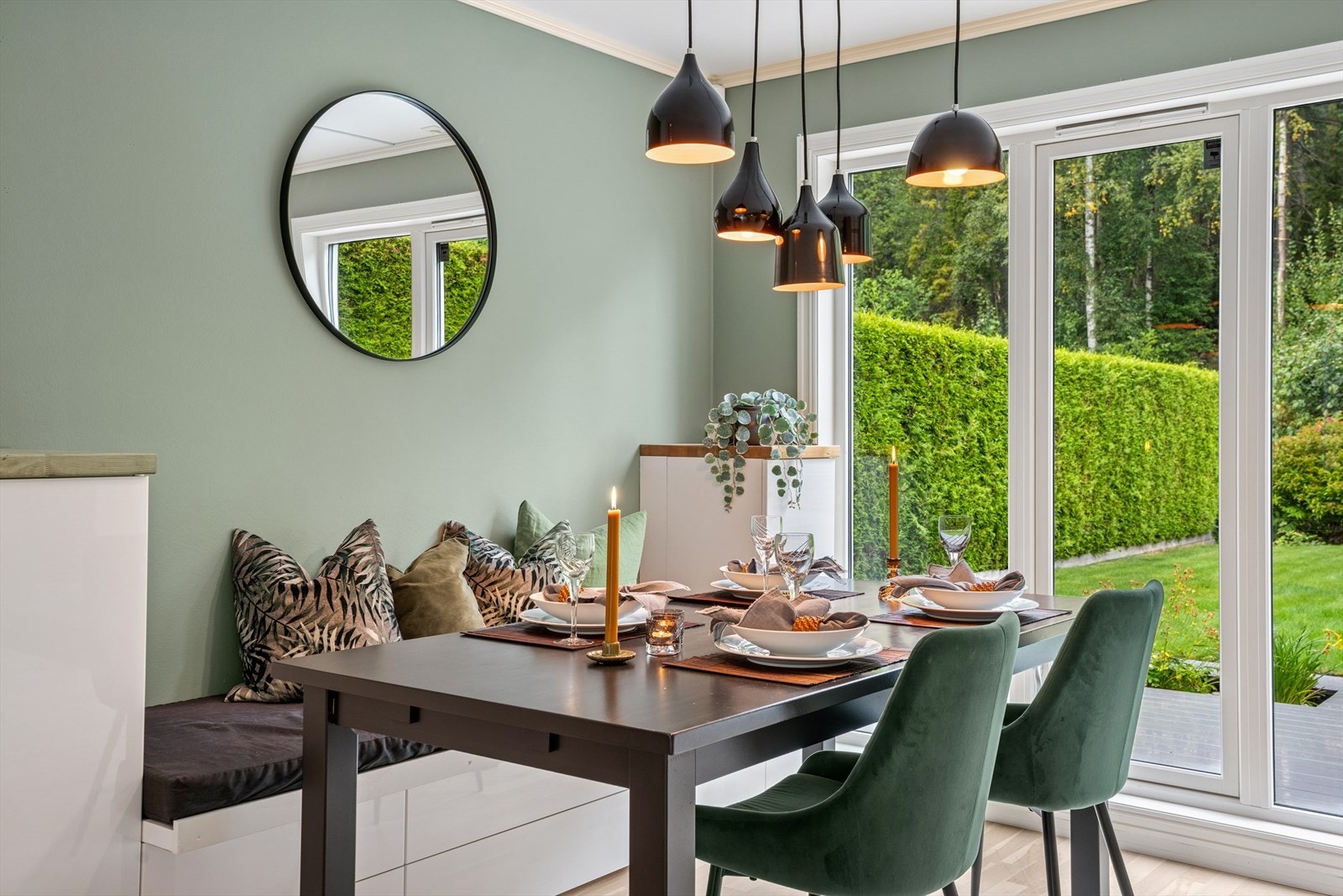 Koselig spiseplass med flott utsikt mot hagen. Galleribilde