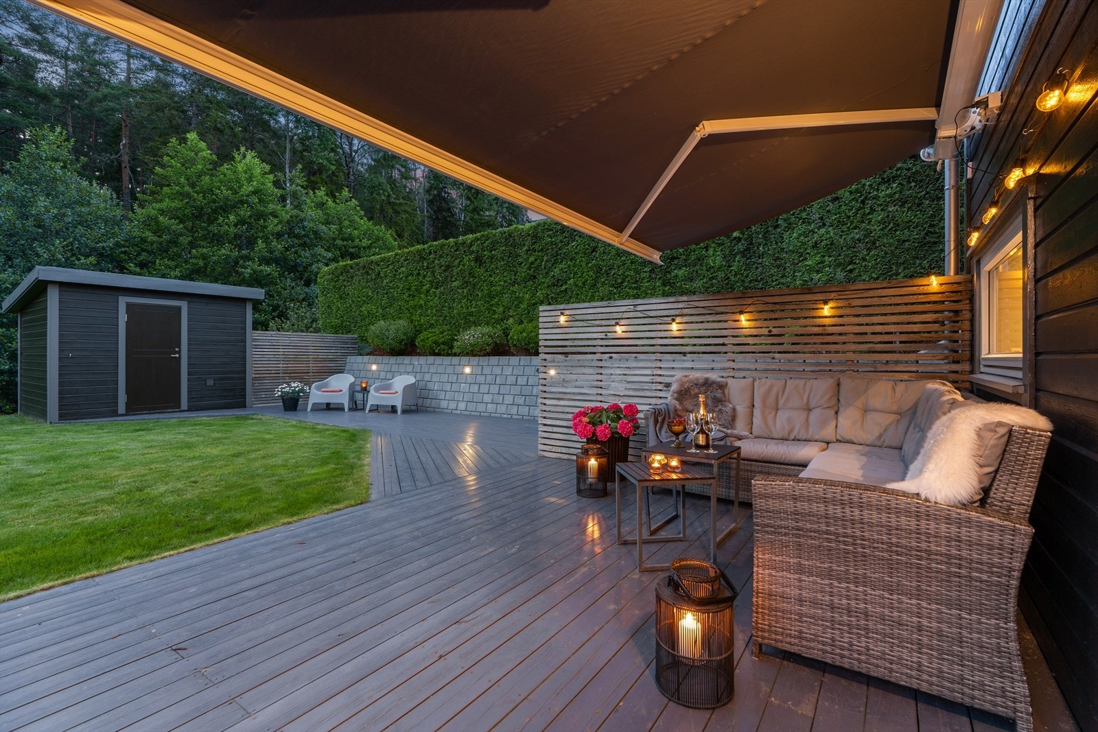 Lekkert uteområde med markise - perfekt for late sommerdager i skyggen eller hyggelige kvelder ute. Galleribilde