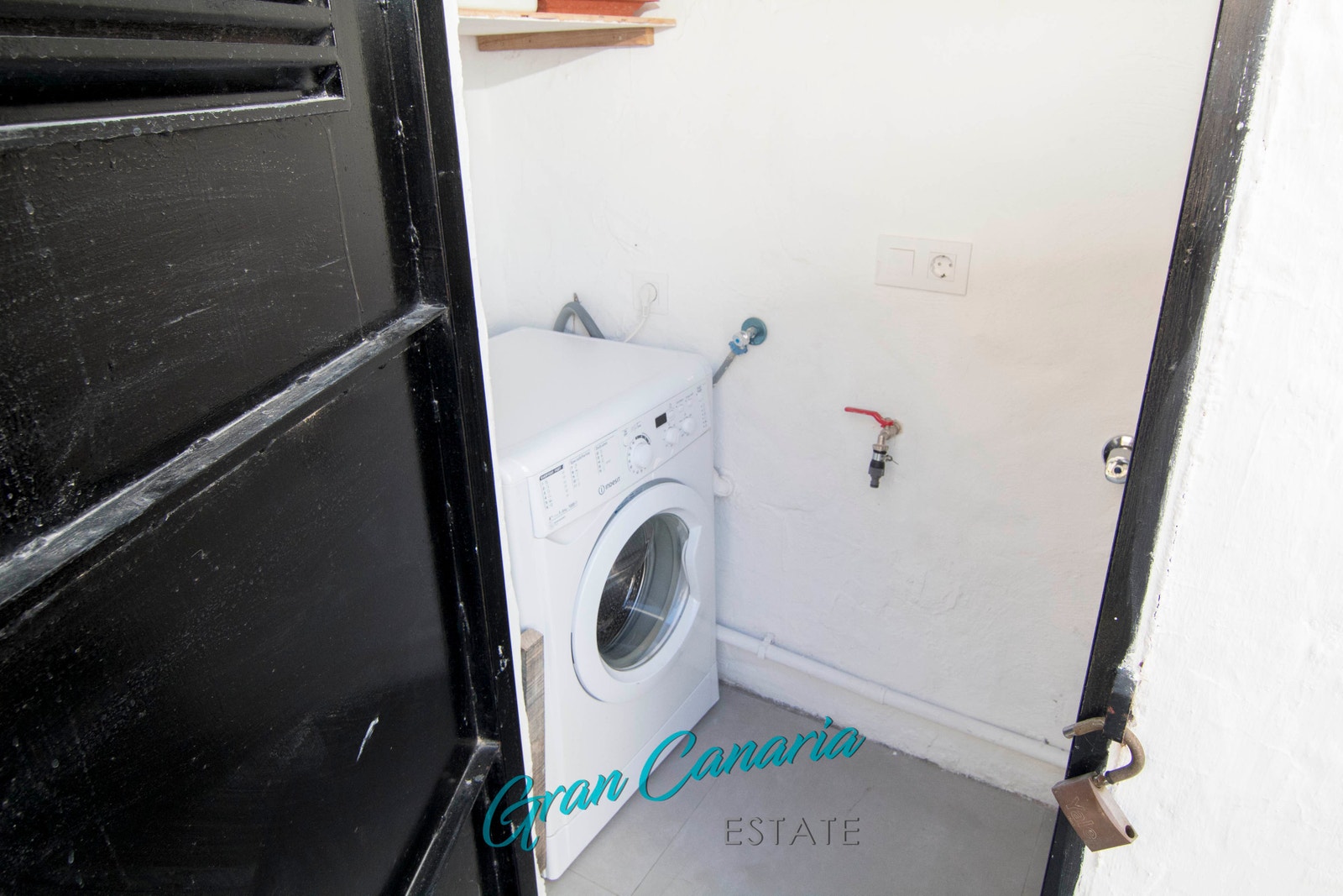 Bod bak med vaskemaskin Galleribilde