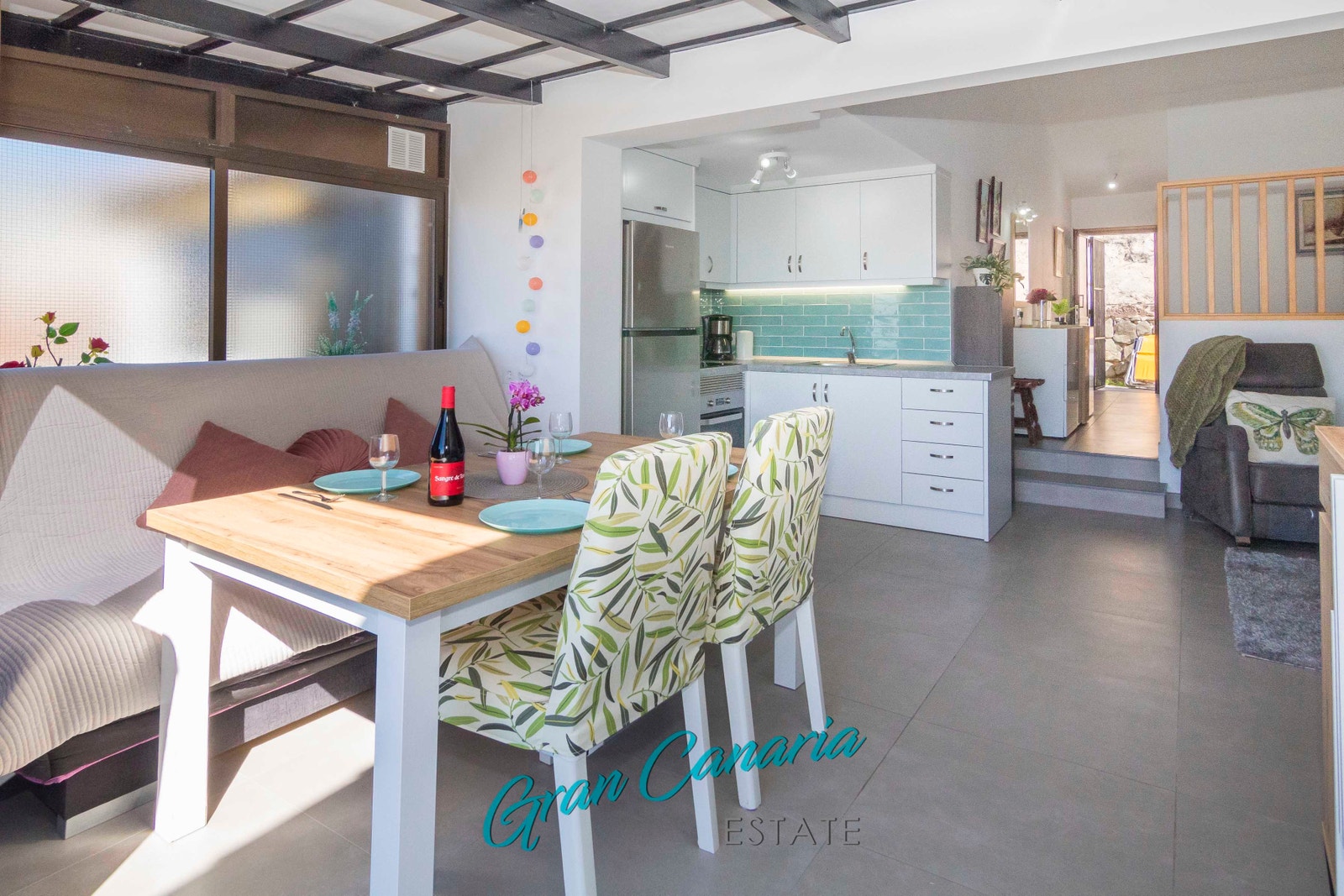 Stor åpen stue og kjøkken med spisebord Galleribilde