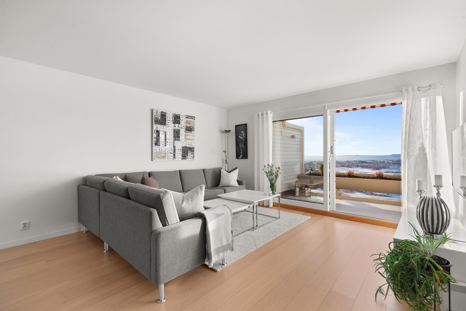 Sydvestvendte vindusflater fyller rommet med lys og fantastisk utsikt. Galleribilde