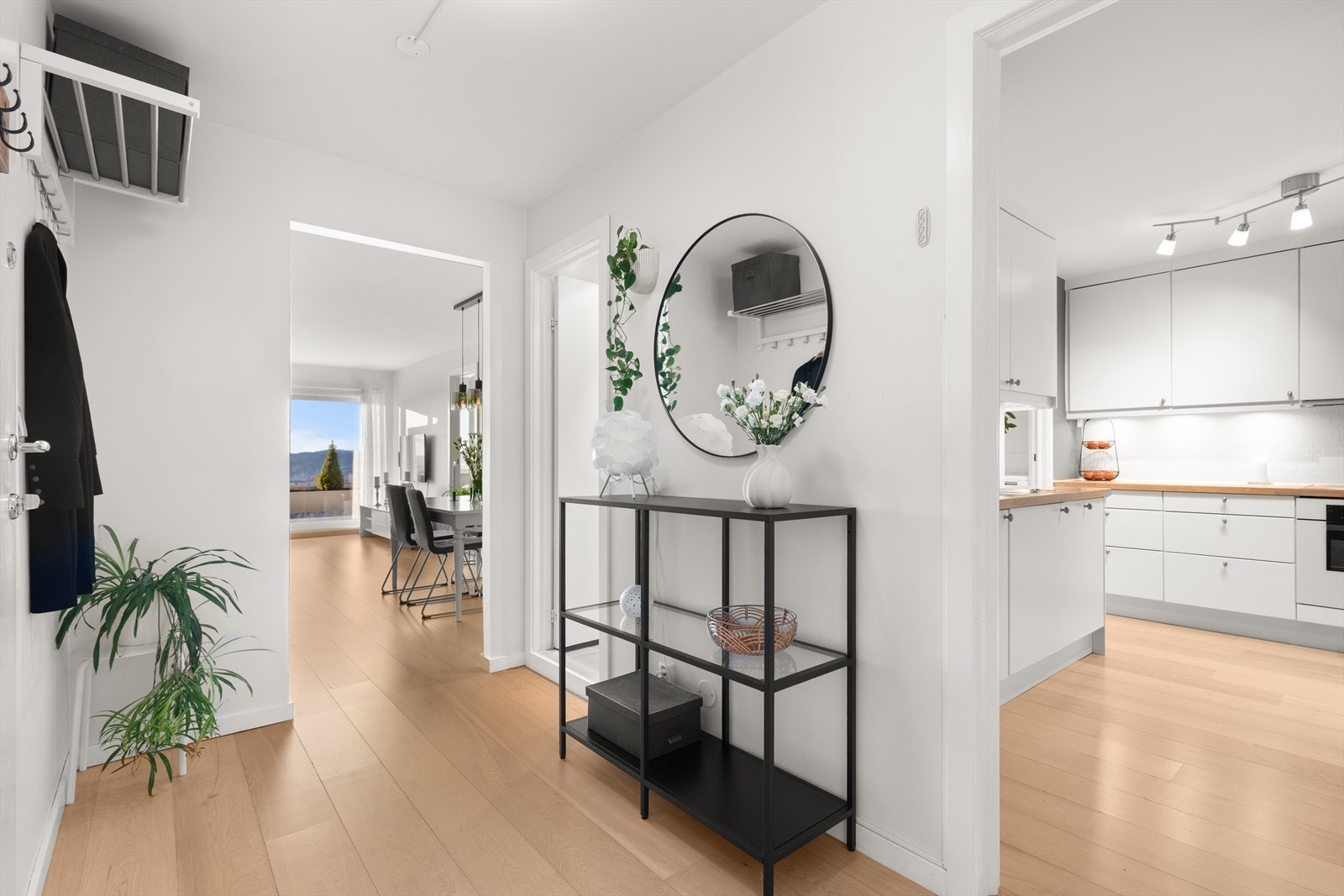 Velkommen inn i en lys og smakfullt entré. Galleribilde