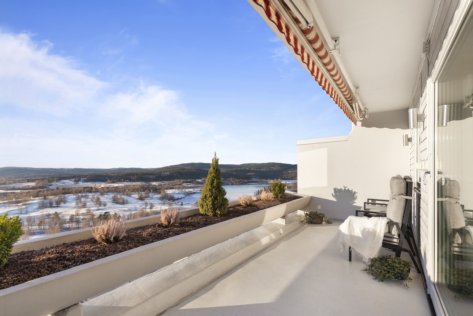 Nydelig terrasse på ca 17 kvm (inkl. blomsterkasse) med adkomst fra stuen med flotte solforhold. Galleribilde