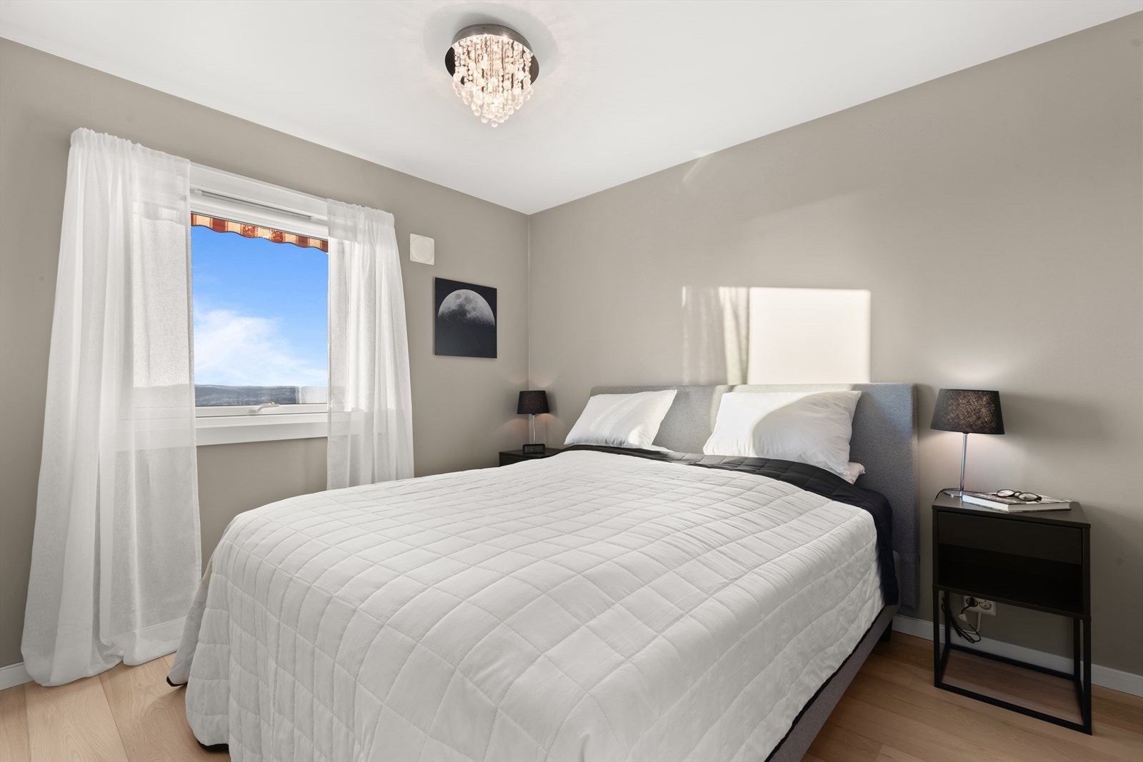 Hovedsoverommet med direkte adkomst til omkledningsrom og bad. Galleribilde