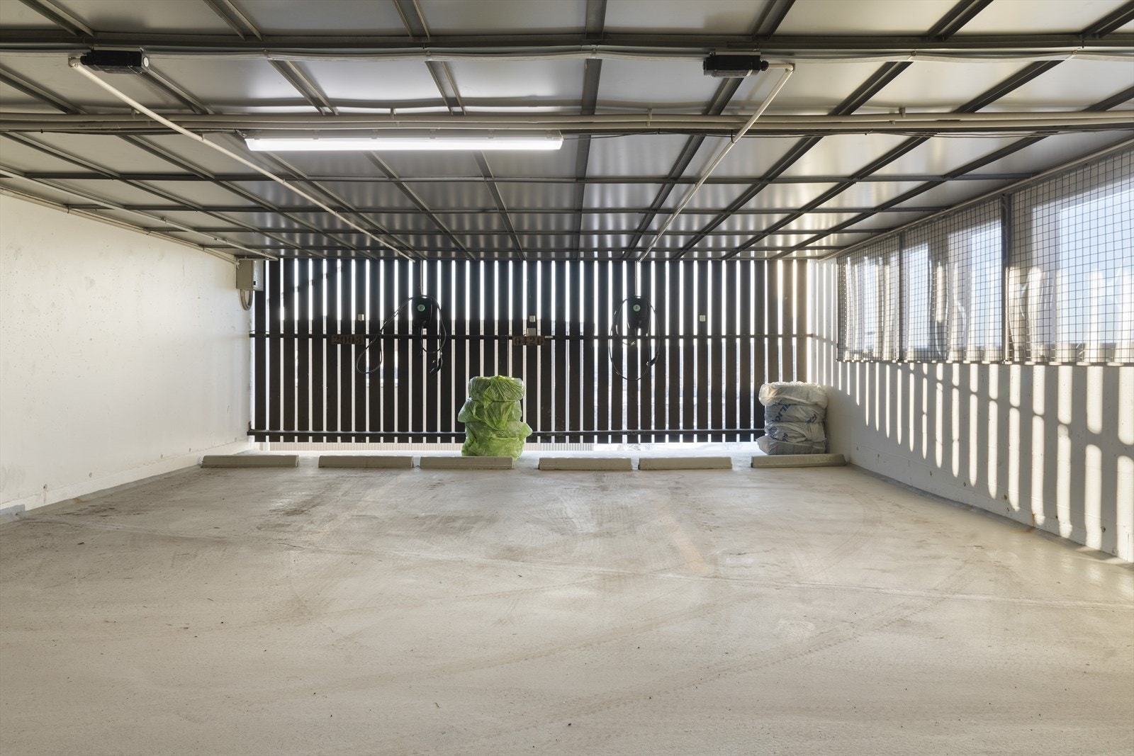 Til leiligheten følger en garasjeplass med elbil-lader. Galleribilde