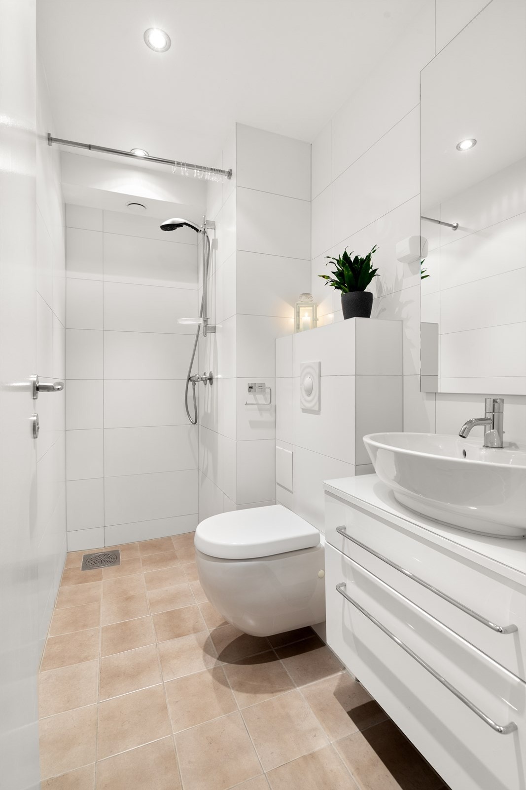 I tilknytning til entreen ligger et pent dusjbad. Galleribilde