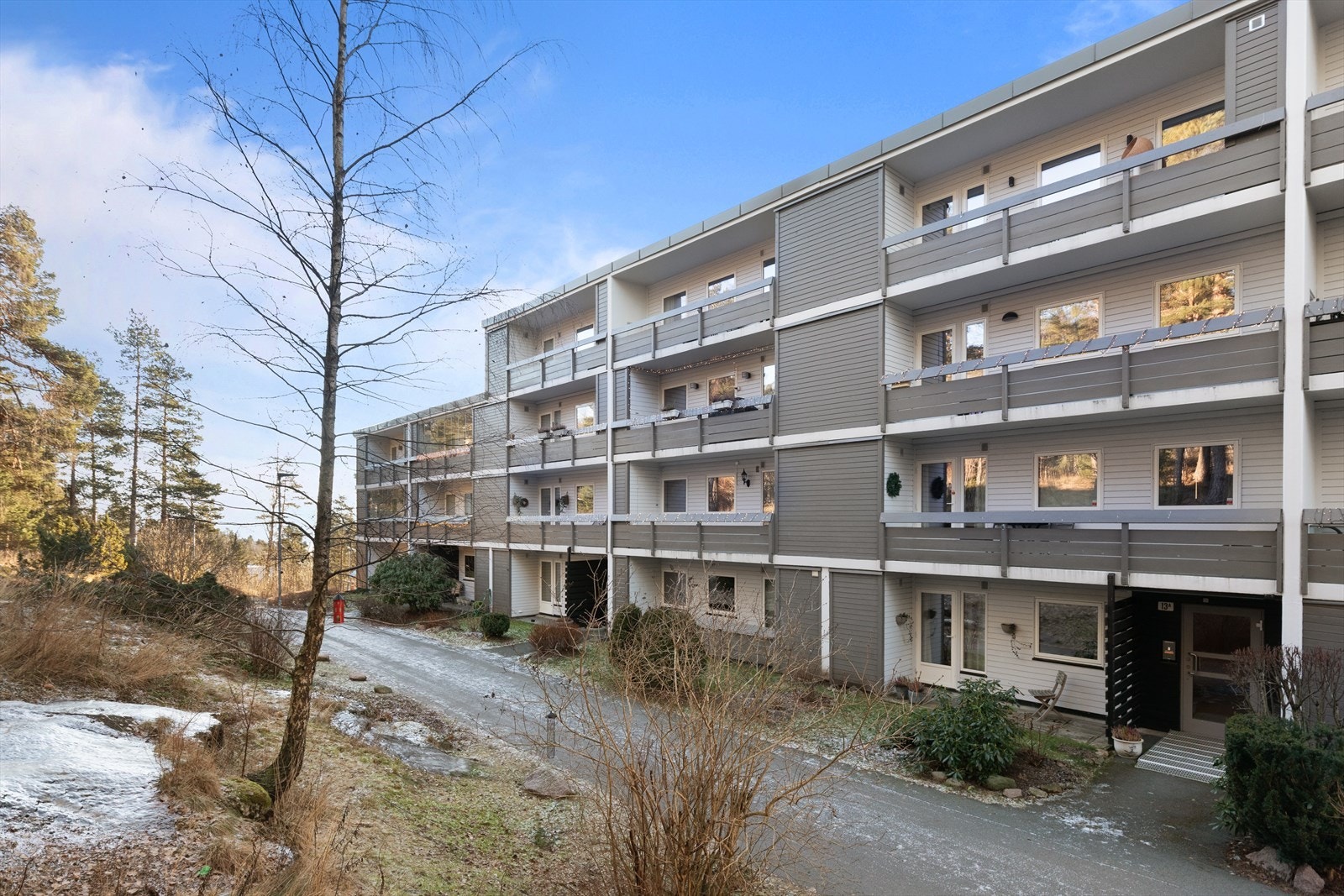 Beliggenheten er svært barnevennlig med Grindbakken barneskole på andre siden av skogholtet. Galleribilde
