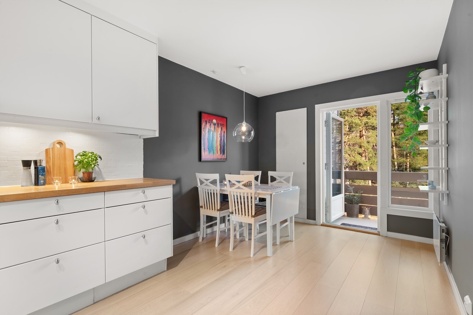 Kjøkkenet har en L-formet innredning. Spiseplass i egen sone. Praktisk matbod. Direkte utgang til frokostbalkong på ca 7 kvm. Galleribilde