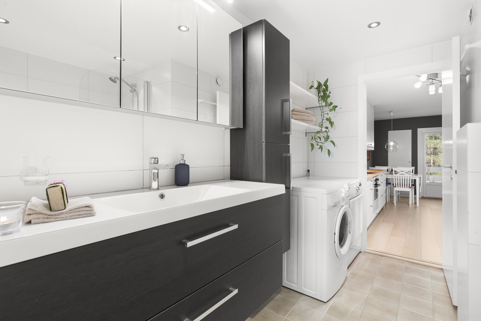 Pent oppusset bad/vaskerom (fra 2007 jfr tidligere salgsoppgave). Baderomsinnredning fra 2022 bestående av benkeskap og veggskap med glatte fronter. Galleribilde